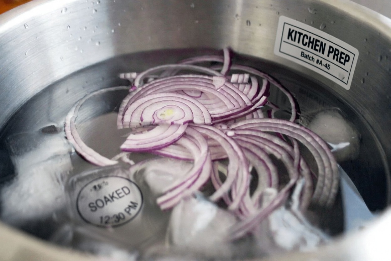 Soaking Red Onions Overnight in Water: Why This Traditional Habit Is Gaining Attention for Men’s Wellness