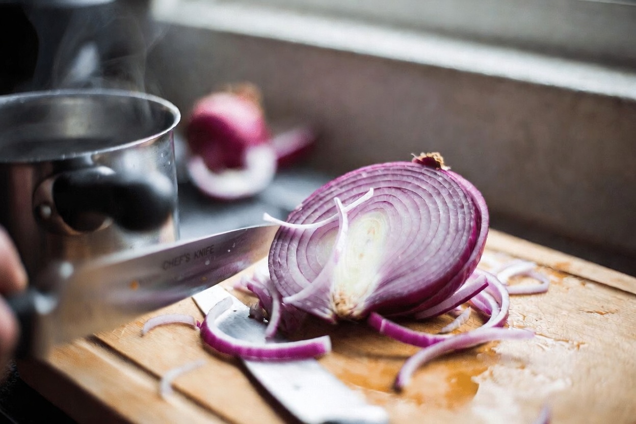 Discover the Simple Red Onion Tea Recipe Many Are Adding to Their Daily Routine for Blood Sugar Support