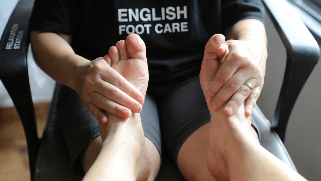 The Ancient Habit of Massaging Oil on the Soles of Your Feet Before Bed: A Simple Ritual for Relaxation and Self-Care