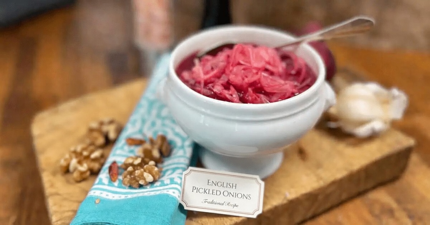 Soaking Red Onions Overnight in Water: Why This Traditional Habit Is Gaining Attention for Men’s Wellness