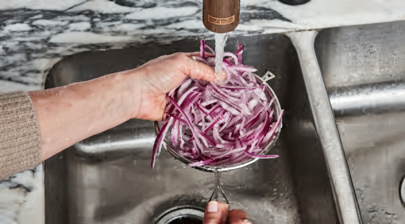 Soaking Red Onions Overnight in Water: Why This Traditional Habit Is Gaining Attention for Men’s Wellness