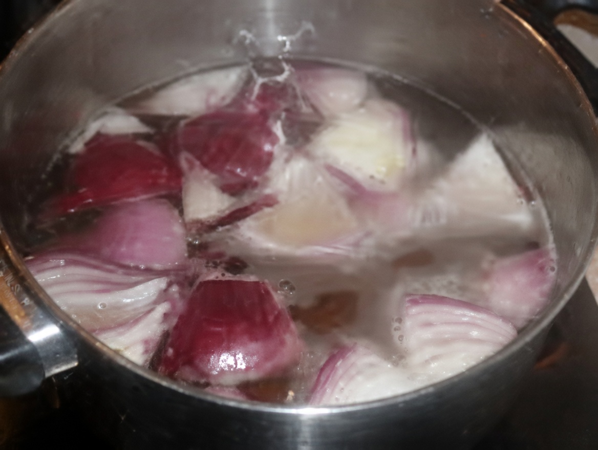Soaking Red Onions Overnight in Water: Why This Traditional Habit Is Gaining Attention for Men’s Wellness