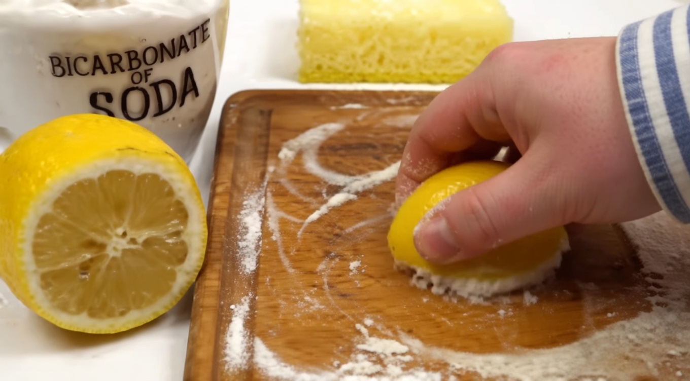 Over 60? Use BAKING SODA Like THIS and Watch 13 Health Problems Disappear!