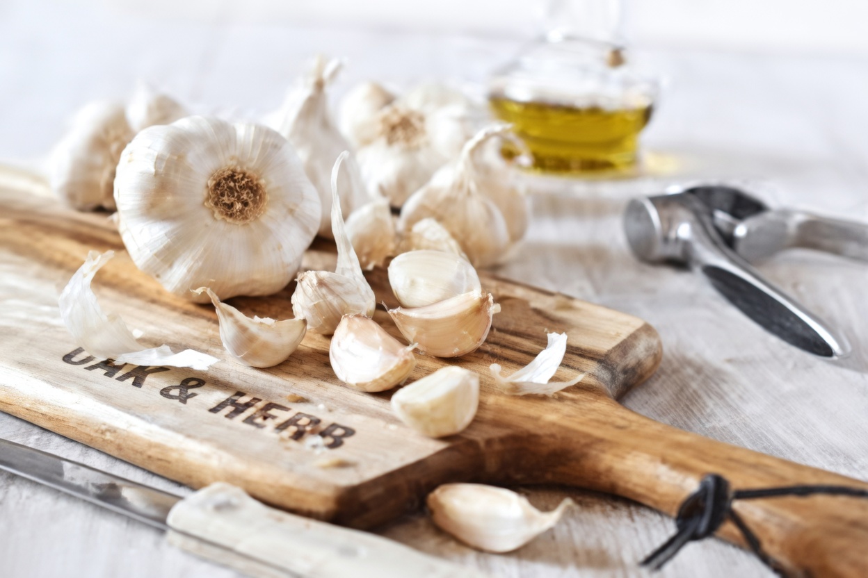 What Happens to Your Body When You Eat Two Raw Garlic Cloves Every Day – Surprising Science-Backed Benefits