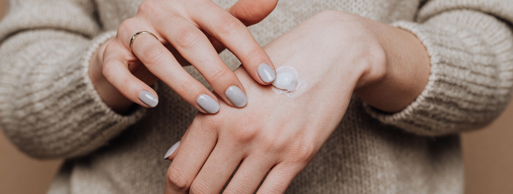 15 Genius Vaseline Hacks for Mature Skin to Boost Hydration and Soften Texture (You’re Probably Using It Wrong)