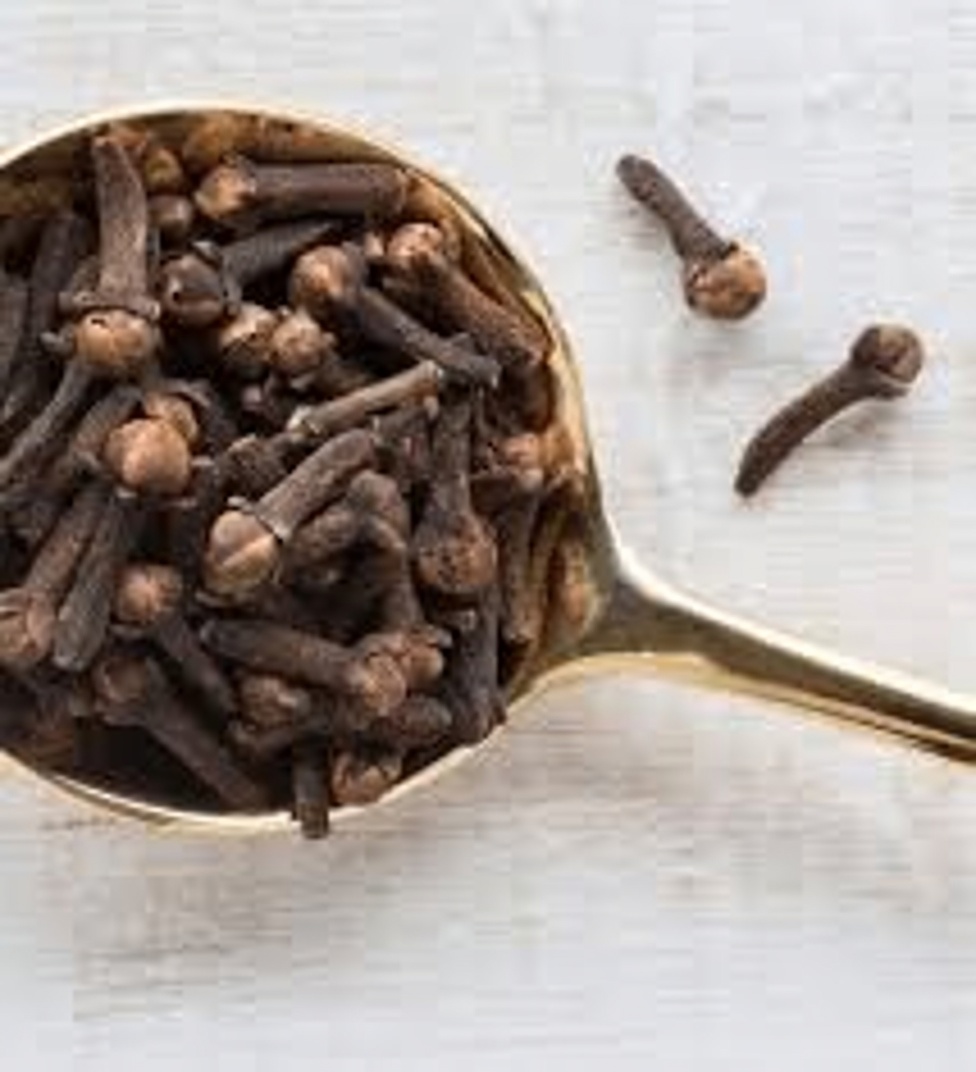How to Safely Enjoy Cloves Daily and Key Precautions to Avoid When Chewing Cloves