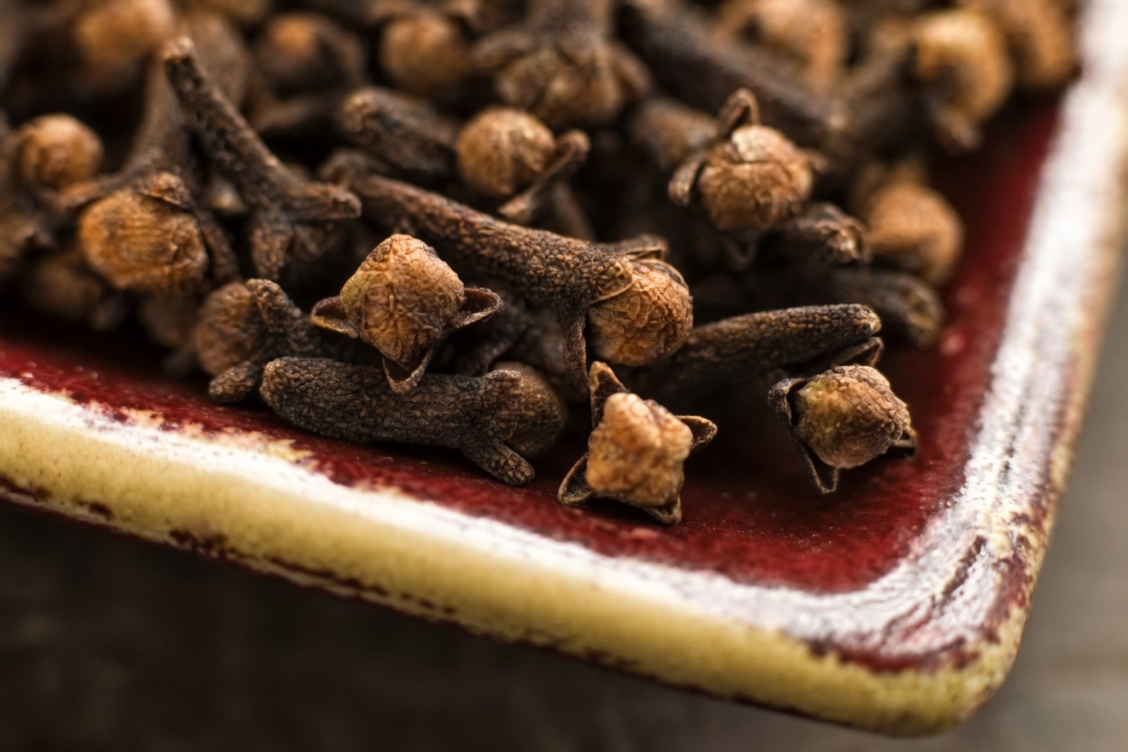 How to Safely Enjoy Cloves Daily and Key Precautions to Avoid When Chewing Cloves