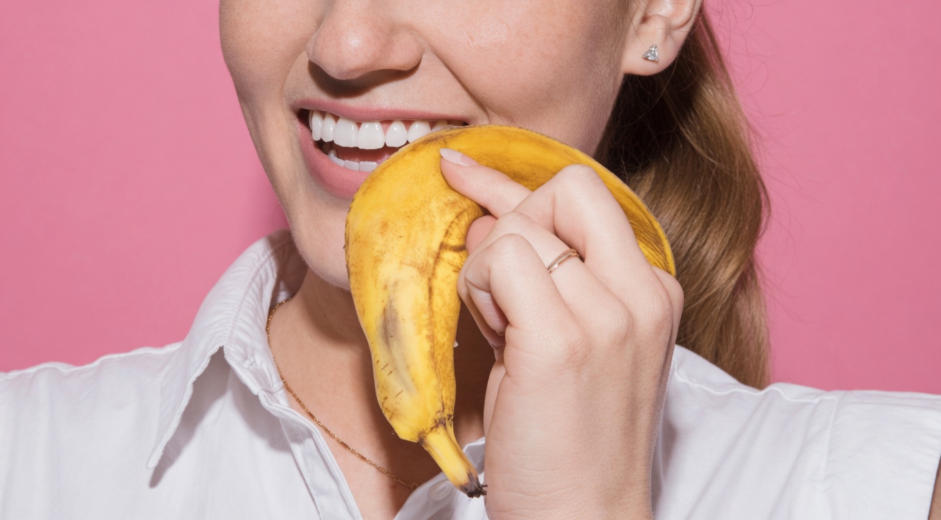 Natural Ways to Whiten Teeth at Home: Safe Remedies for a Brighter Smile