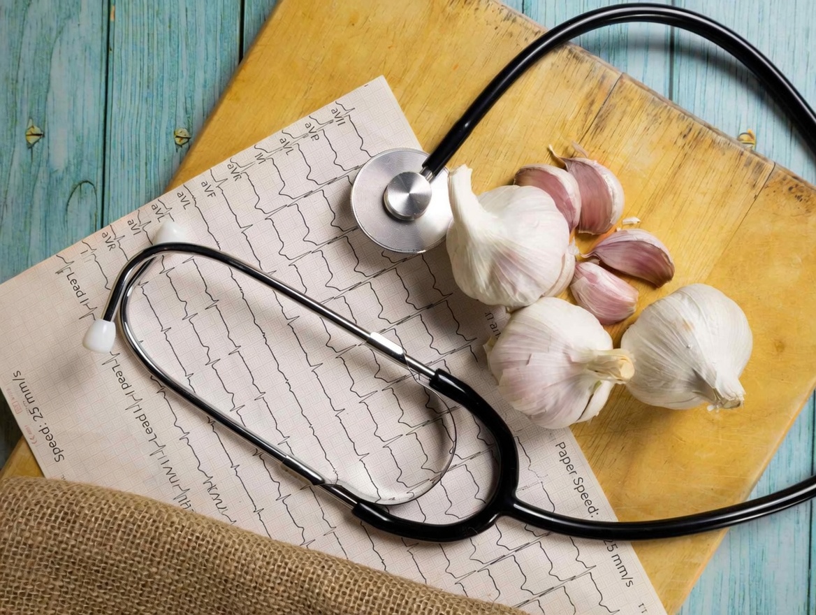 Unlocking Wellness: What Happens When You Eat Two Raw Garlic Cloves a Day