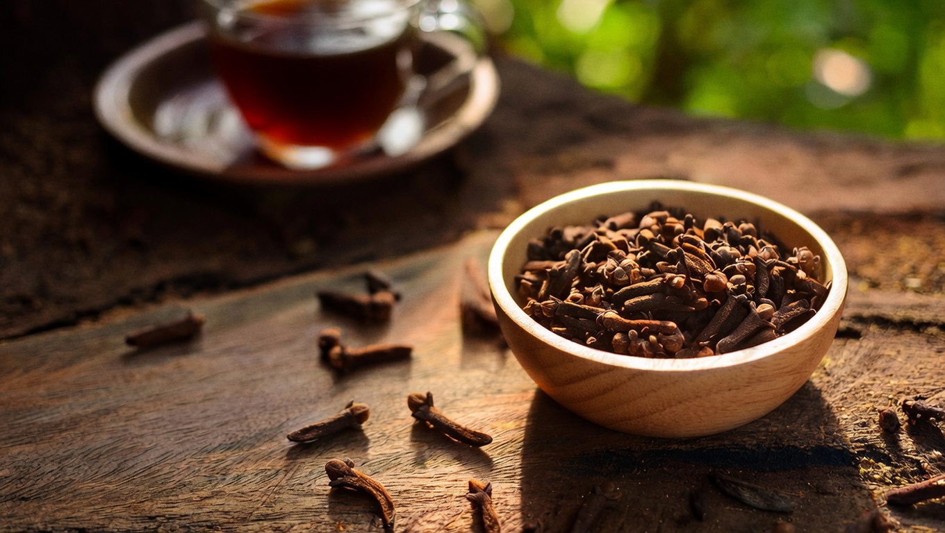 Chewing Cloves Daily After 40? The Tiny Habit Many Seniors Wish They Knew Earlier