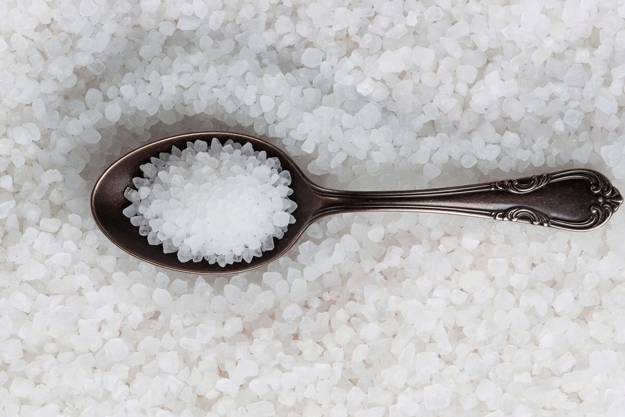 Vaseline + Salt Trick: The Old-School Hack for Tighter, Smoother Skin That’s Quietly Going Viral Again