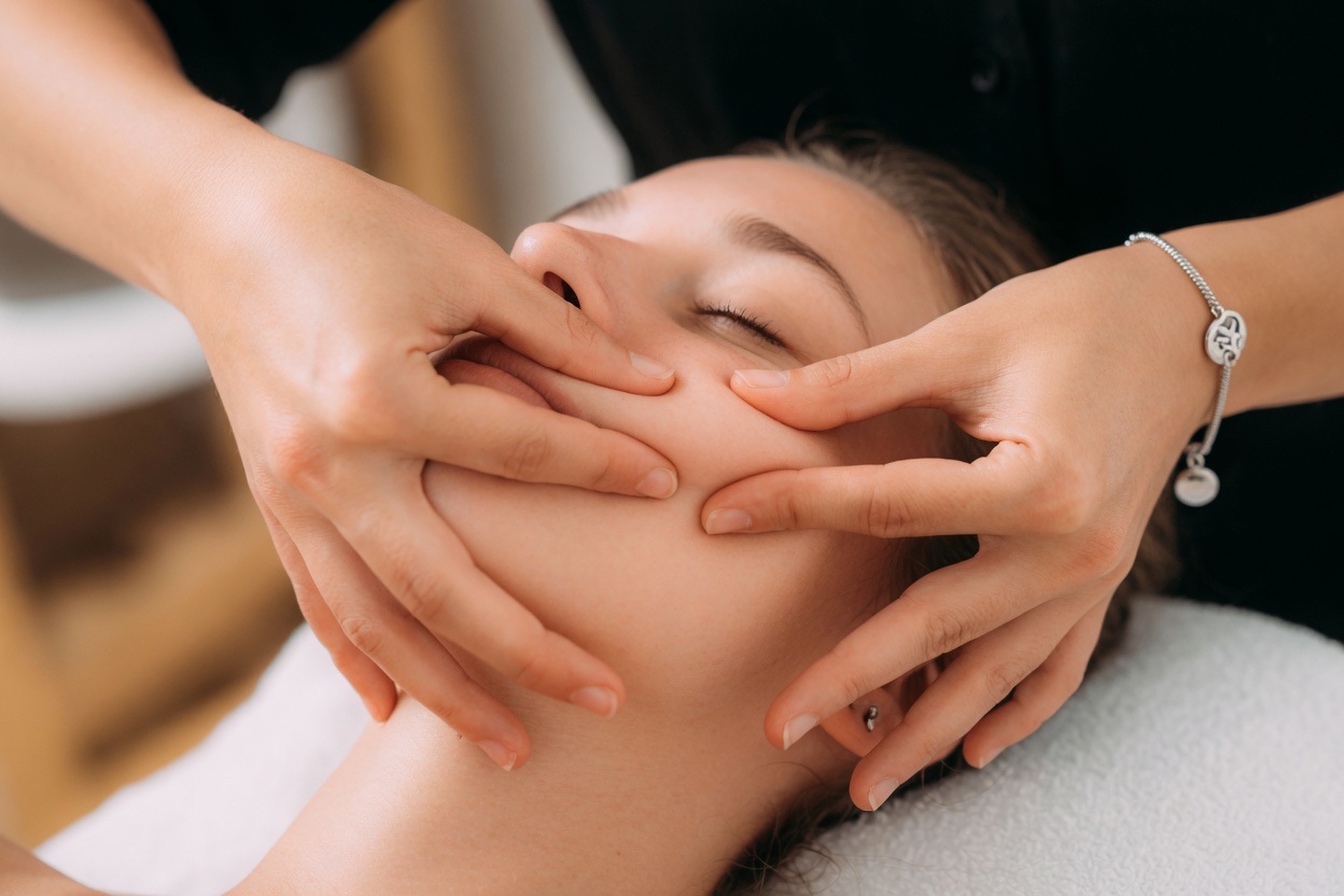 Seniors: Glow Brighter in Minutes – A Simple Facial Massage Remedy