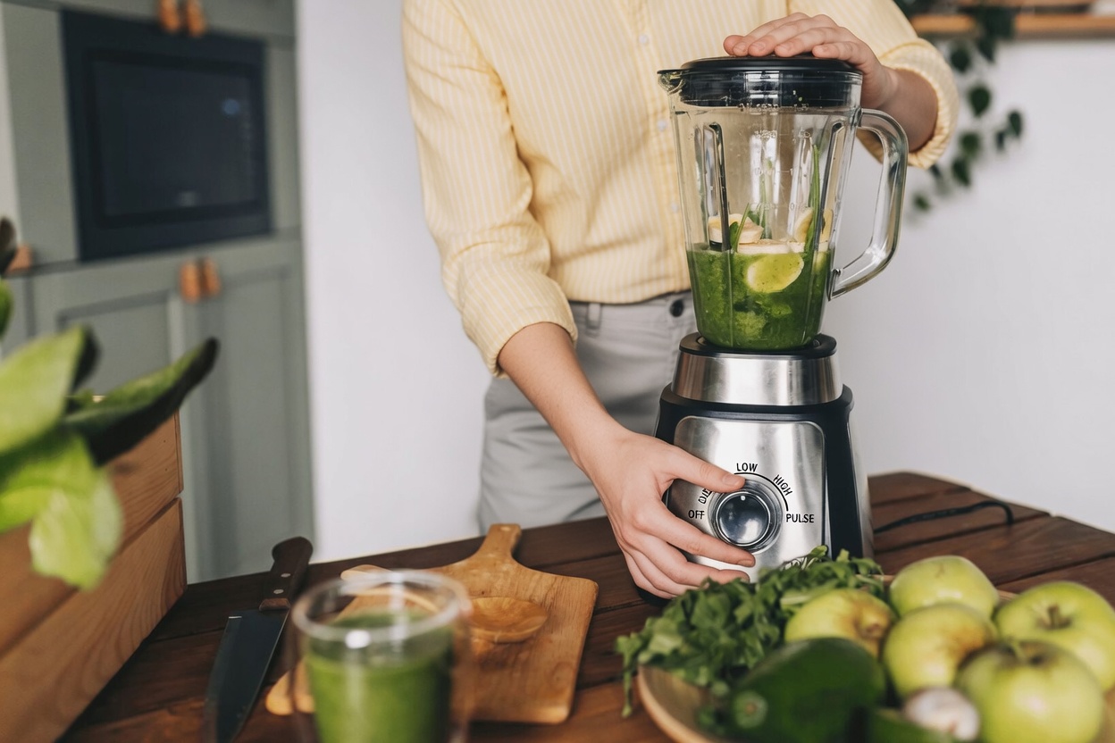 Refresh Your Day with Celery, Parsley & Lime Green Juice (A Simple Path to Feeling Lighter)