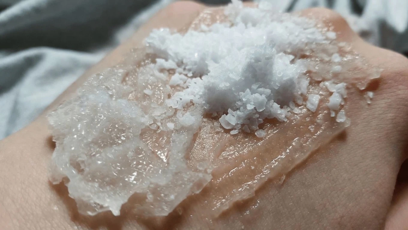 The Vaseline + Salt Trick: An Old-School DIY Hack for Smoother, Softer Skin That’s Quietly Trending Again