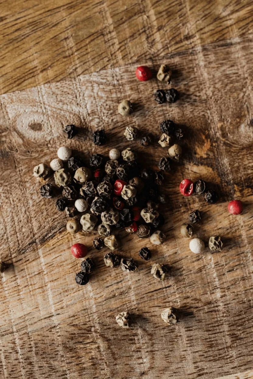 9 Surprising Ways Chewing Black Pepper Before Bed Might Support Your Wellness – A Simple Nighttime Habit Worth Exploring
